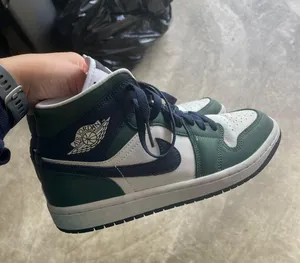 Nike Air Jordan 1 Mid thumbnail 1