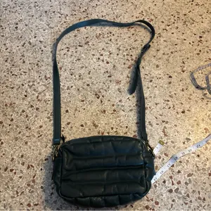NWT Madewell The Transport Camera Bag: Puff Edition in the color Dark Palm thumbnail 10