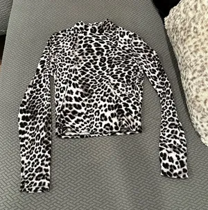 Gaze white leopard print long sleeve top Size XS thumbnail 1