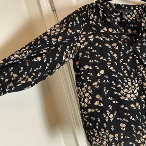 White House Black Market Black Floral V-Neck Blouse Size XS thumbnail 7