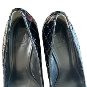 Tory Burch Quinn Quilted Patent Wedge Pumps‎ Black Gold Logo Size 8.5 thumbnail 4