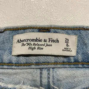 Abercrombie 90s Relaxed Jean High Rise Light Wash Size 29 Regular thumbnail 4