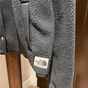 The North Face Women’s Charcoal Fleece Jacket thumbnail 3