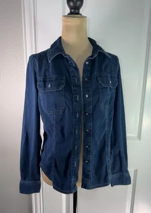 White House Black Market Blue Denim Long Sleeve Button Up Shirt Size 6 thumbnail 1