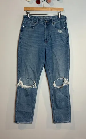 American Eagle distressed knee Mom jeans thumbnail 1
