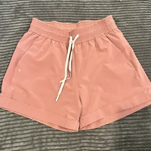 Lululemon On The Fly Shorts 2.5" Women 4 Casual Travel Gym Spanish Rose thumbnail 1