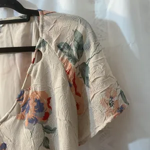 Lucky Brand Vintage Pink Floral Look Blouse with Neckline Details Size Small thumbnail 5