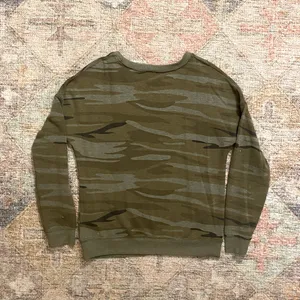 Zoe & Liv Crewneck Fleece Lined Camo Sweatshirt thumbnail 4