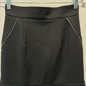 Zara Zip High Low Flounce Skirt Knee Length Contemporary Front Zip Closure Black thumbnail 8