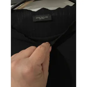 Ann‎ Taylor Factory Ribbed Ruffle Mock Neck Top Blouse Short Sleeve Black Sm thumbnail 3