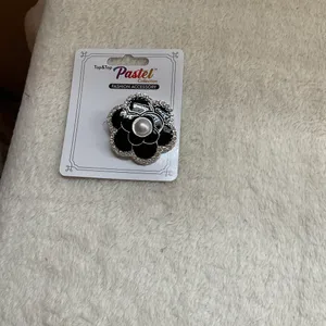 Flower Brooch Black thumbnail 2