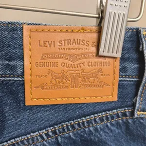 ✨Levi’s Ribcage Sz 27 Shorts✨ thumbnail 6
