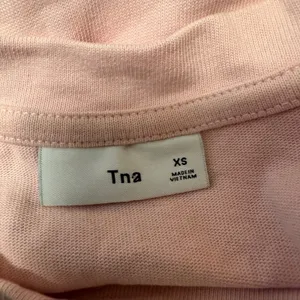2053 | Tna Aritzia Cotton Long Sleeve Crew Neck Slim Fit Tee Pink Womens‎ XS thumbnail 5