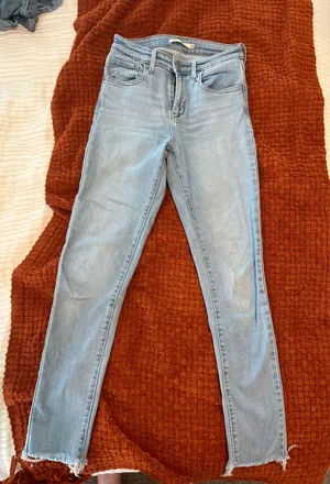 Levi's 721 High-Rise Skinny Jeans thumbnail 1