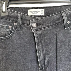 Abercrombie & Fitch Ultra High Rise 90s Straight Jean‎ 28 6 Short Black thumbnail 4