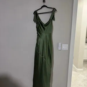 Petal & Pup Selma Off Shoulder Olive Dress Size M thumbnail 8
