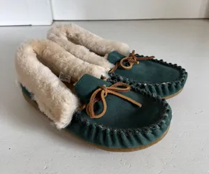 L.L.Bean Women's‎ Green Wicked Good Moccasins size 7 thumbnail 1