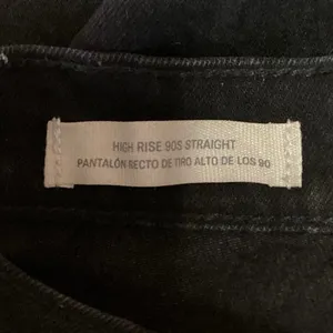 Universal Threads Women's Black High Rise Straight Leg Cargo Denim Jeans Size 2 thumbnail 5