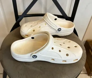 Crocs M6,W8 White Croc Clogs thumbnail 1