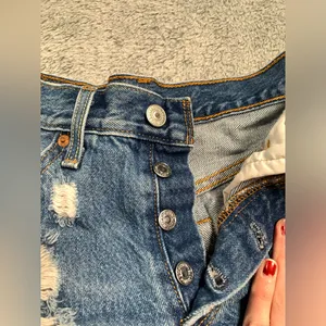 Levi's 501 Distressed Denim Women Shorts W24 thumbnail 4