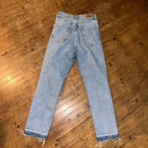 Express mom jean high rise sz 0R distressed jeans thumbnail 3