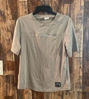 Gym Shark women's athletic T-shirt grayish/ brownish short sleeve size medium. 25 length x 19 width thumbnail 2