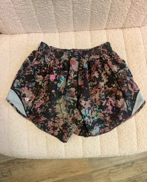 Lululemon Shorts Hotty Hot High-Rise 4" thumbnail 2