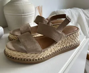 Universal Threads women’s sandals thumbnail 1
