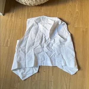 White Sleeveless Women's Top Size 2 thumbnail 3