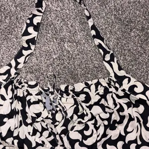 Ann Taylor white/black floral halter top in a size 8 thumbnail 7