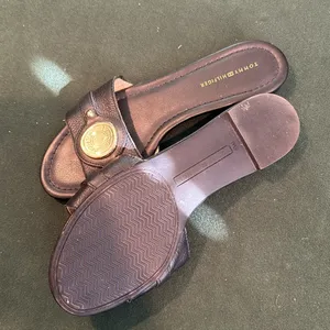 NEW‎ Tommy Hilfiger Black Sandals W Gold Logo Size 6:5 thumbnail 4