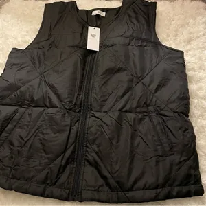 Socialite Black Quilted Oversized‎ Vest Small/Medium NWT thumbnail 2