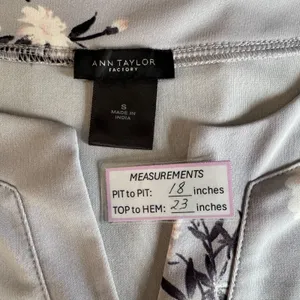 Ann Taylor Blouse Sz S Gray Floral Flutter Elbow Length Sleeve Split Neckline thumbnail 5
