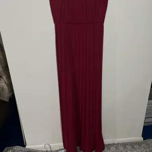 BCBGeneration Burgundy Pleated Maxi Dress Size 6‎ Old Money Goddess Romantic thumbnail 3