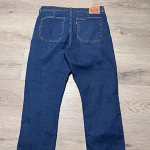Levis 724 High Rise Straight Leg Jeans Dark Wash Side Slit Hem A8741 32 / 14 Reg thumbnail 5