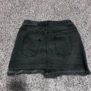 Wild Fable Women's Size 8 w27 Black Denim Raw Hem Jean Skirt‎ thumbnail 3