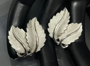 Vintage CROWN TRIFARI Signed Brushed SilverTone Leaf Earrings Clipon 1” thumbnail 1