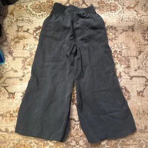 MOTHER The Bingo Fray Cropped Wide Leg in Faded Black Linen Blend thumbnail 7