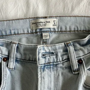 Abercrombie curve love split hem jeans thumbnail 3