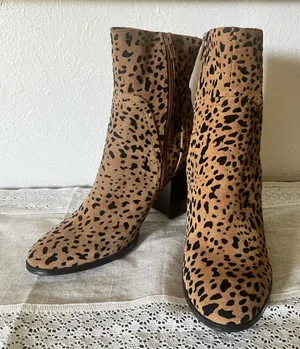 Womens Gibson Latimer Lessonii Leopard Leather Suede Block Heel Boots Size 8.5 thumbnail 1