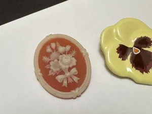 Lot Of 2 Signed Avon Flower Floral Brooch Pins thumbnail 9