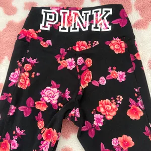 🌸 Brand New Victoria’s Secret PINK Floral Leggings w/ Pockets XS/S – Black Rose Print Yoga Pants 💖🔥 thumbnail 2