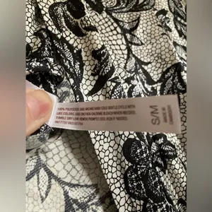 🌸Gillian & O’Malley White Black Floral Satin Belted Kimono Short Bath Robe thumbnail 3