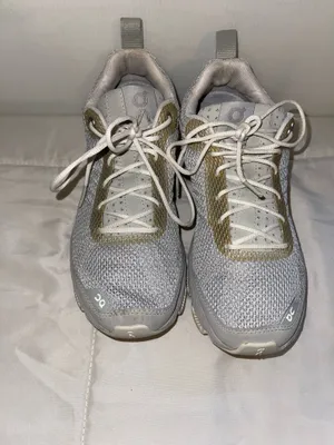 On Cloud Running Shoes Women’s 8 thumbnail 2