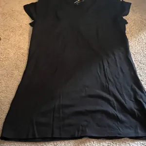 Vince medium black tee‎ thumbnail 2