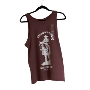 NWT Wrangler x Yellowstone Women's Graphic Tank in Burgundy Heather Small thumbnail 7