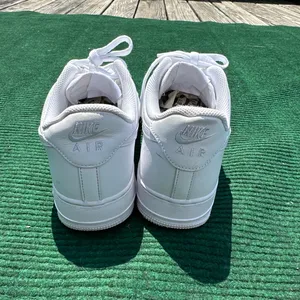 Nike Air Force 1 '07 'Triple White' Men’s Size 11 thumbnail 4