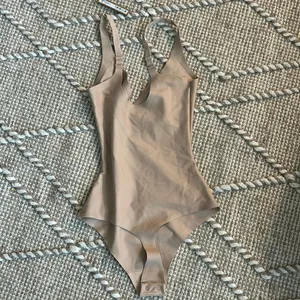 SKIMS Body (B23) XL Plunge Thong Bodysuit NWT SAND thumbnail 4