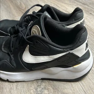 Nike Air Max Motion 2 Black & White Sneakers Women’s Size 10 thumbnail 4