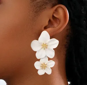 White & Gold Vintage Inspired Floral Dangle Earrings with Gold Accents NWT thumbnail 2